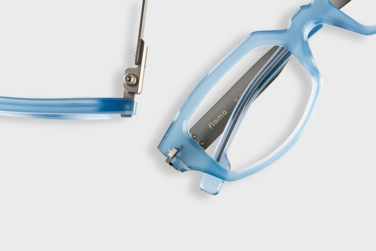 Blue Flama® frame with front, metal piece, screws and visible architecture