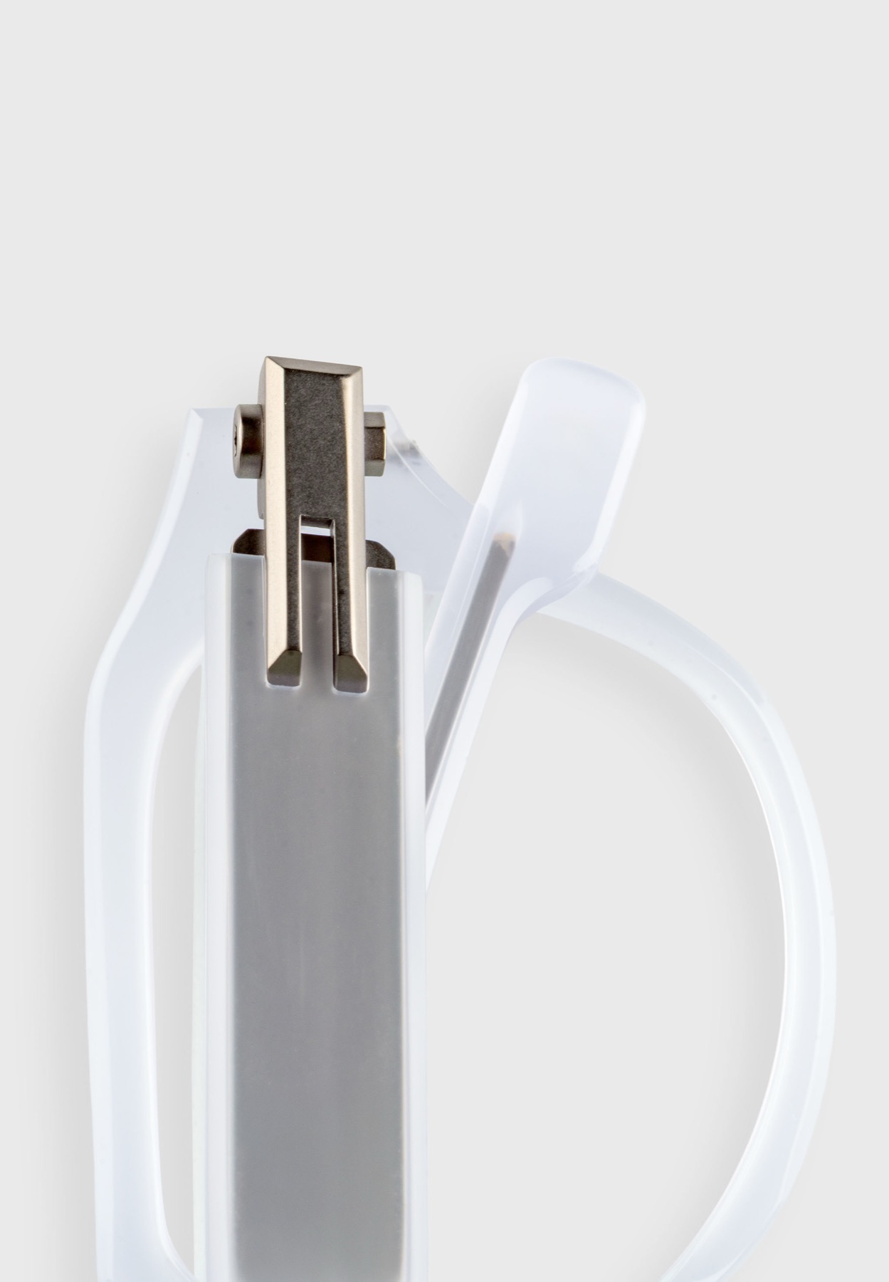 Bisagra MRS propietaria de Flama® con estética de minimalismo brutalista sobre acetato translúcido
